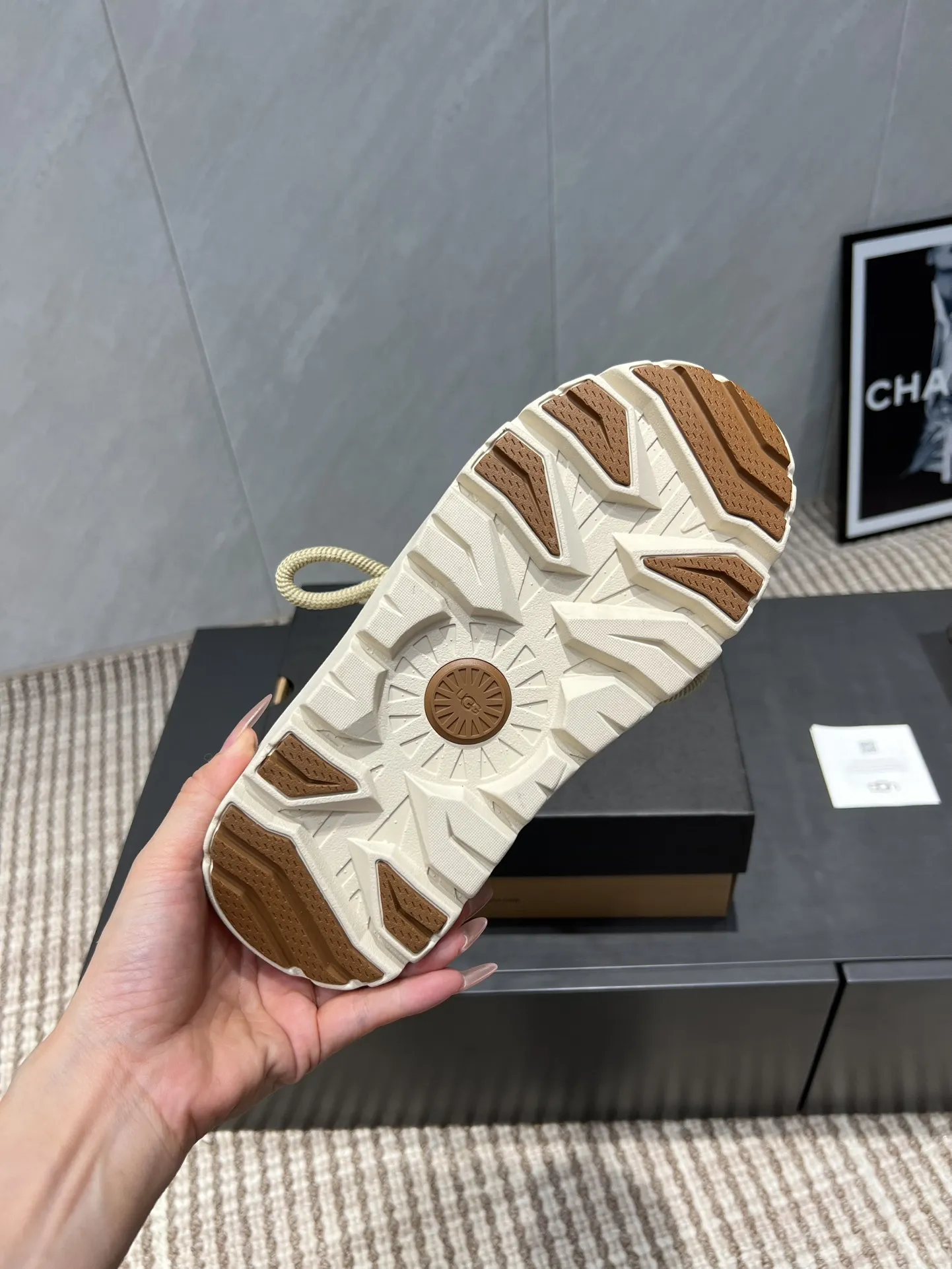 Factory: Couple P620💰 "Exclusive top version" UGG~25vs popular platform thick-soled casual shoes series... [Couple's thick-soled Maori casual shoes] A shoe that will not clash with shirts, simple partition design ➕ spotted outsole, silk curly upper, a must-have for autumn and winter, can be worn with any pants or skirt, very comfortable and good-looking... ❶Fabric: Original customized cow ➕ Sheepskin ❷Inner lining: original customized wool ❸Feet: original customized sheepskin ❹Outsole: original molded foam outsole ❺Number: 35-44 (Female 41. Male 45. Customized, non-returnable) ❻Packaging: Original full set of packaging ☀Color: Official website updated simultaneously